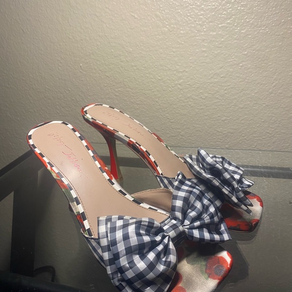 BETSEY JOHNSON Stylish Gingham Bow Heels - Picture 3 of 5